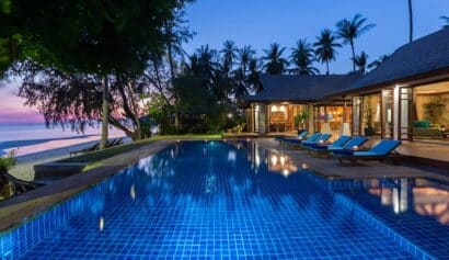 014 Villa lipa noi 6 – Pool and villa facade by night