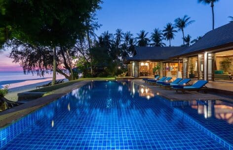 014 Villa lipa noi 6 – Pool and villa facade by night